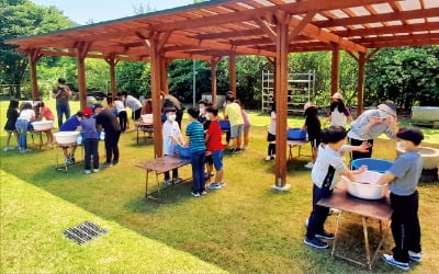 곡성 봉조마을, 지리산 자락·섬진강 어우러져…여름 매실 향기 두 손 가득