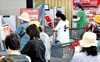 소비도 '허니문 랠리'…안사던 옷 사고, 영화 보고, 호텔 뷔페 즐겨