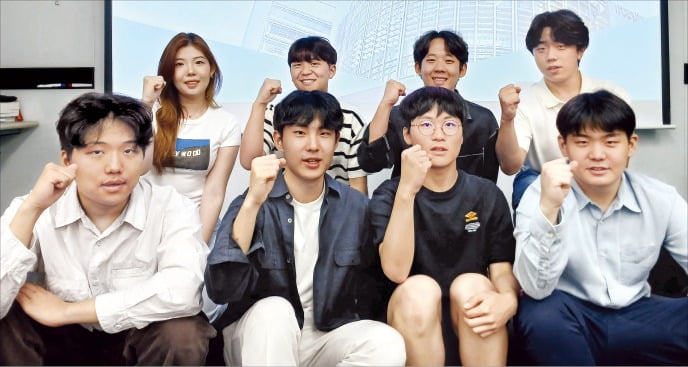 국제비트코인 스포츠토토피아드(IEO)에 한국 대표로 참가하는 학생들이 지난 16일 대회 출정식에서 파이팅을 외치고 있다. 앞줄 왼쪽부터 김도균 안지환 곽동헌 신준석 군, 뒷줄 왼쪽부터 박은빈 김태오 박규준 씨와 신현범 군. /유승호 기자