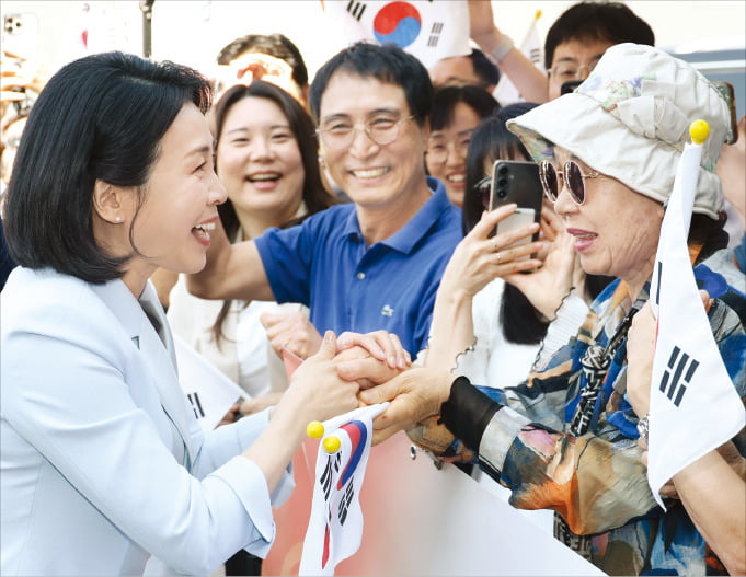 [포토] 캐나다 교민 만난 김혜경 여사 “한동안 힘드셨죠” 