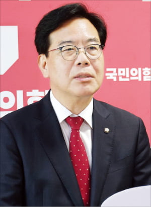 송언석 국민의힘 원내대표가 18일 선수별 의원 간담회를 마친 뒤 기자회견을 하고 있다.  연합뉴스