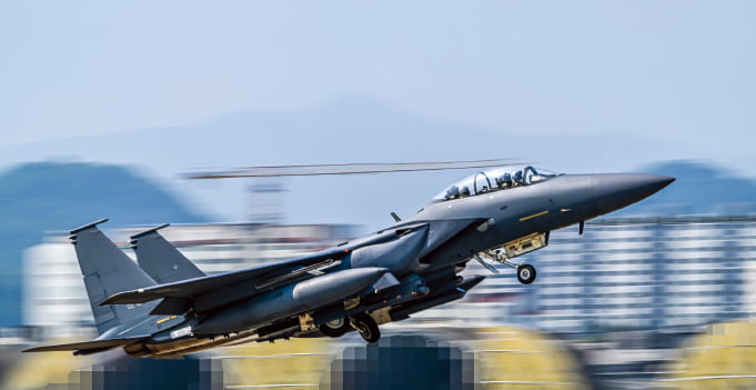 18일 대구 공군기지에서 이륙하고 있는 한국 공군 F-15K 전투기. ﻿  공군 제공