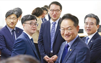 당정 "추경 35조 근접…민생지원금 전국민에"