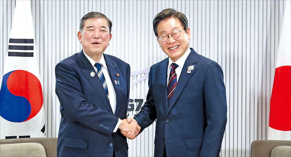 < 李대통령, 취임 14일 만에 ‘韓日 정상회담’ > 이재명 대통령과 이시바 시게루 일본 총리가 17일(현지시간) 캐나다 앨버타주 캐내내스키스에서 첫 한·일 정상회담을 열었다. 양국 정상은 한·미·일 공조를 강화하기로 합의했다.  김범준 기자