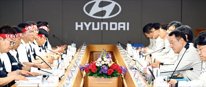 < 현대차 노사, 올 임단협 상견례 > 현대자동차 노사 대표가 18일 울산공장에서 올해 임금 및 단체협약 상견례를 하고 있다. ﻿ 현대차 제공