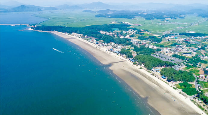 충남 서천은 ‘느리게 걷는’ 미덕을 품은 도시다. 하늘에서 본 춘장대 해수욕장.  서천군 제공 