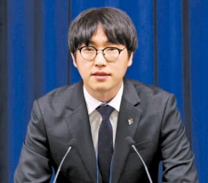 하정우 AI미래기획수석이 19일 이공계특별법 시행령 개정 취지를 설명하고 있다. /연합뉴스