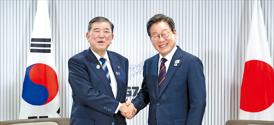 이재명 대통령(오른쪽)과 이시바 시게루 일본 총리가 지난 17일 캐나다 캐내내스키스에서 첫 한·일 정상회담을 열었다. 김범준 한국경제신문 기자