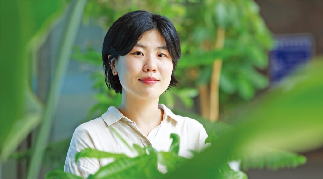 제2회 아르떼 문학상 수상자 김수지 씨는 지난 19일 한국경제신문과의 인터뷰에서 “﻿처음 쓴 장편소설로 상까지 받아 얼떨떨하다”고 말했다. /임형택 기자