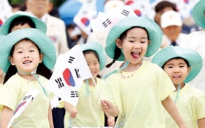 6·25전쟁 75주년…태극기 손에 든 아이들