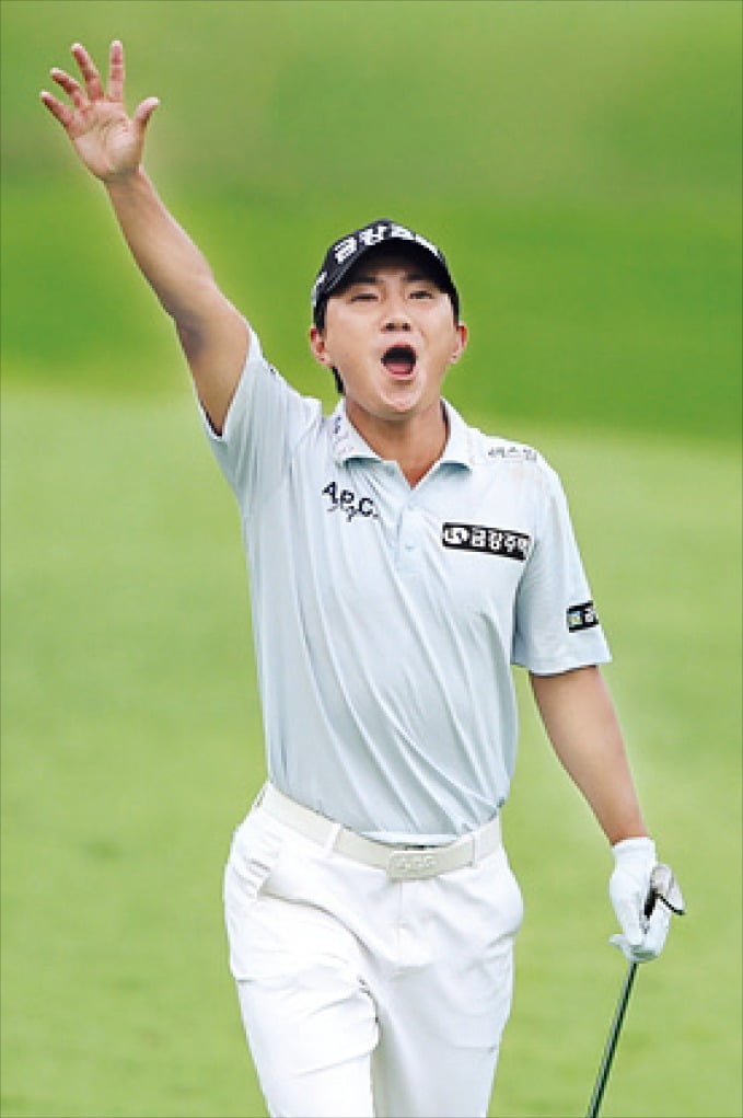 < 승기 잡은 샷 이글 > 옥태훈이 22일 경남 양산의 에이원CC에서 열린 한국프로골프(KPGA)투어 제68회 KPGA 선수권대회 최종 4라운드 3번홀에서 샷 이글을 터뜨린 뒤 갤러리를 향해 손을 흔들며 기뻐하고 있다.  KPGA 제공