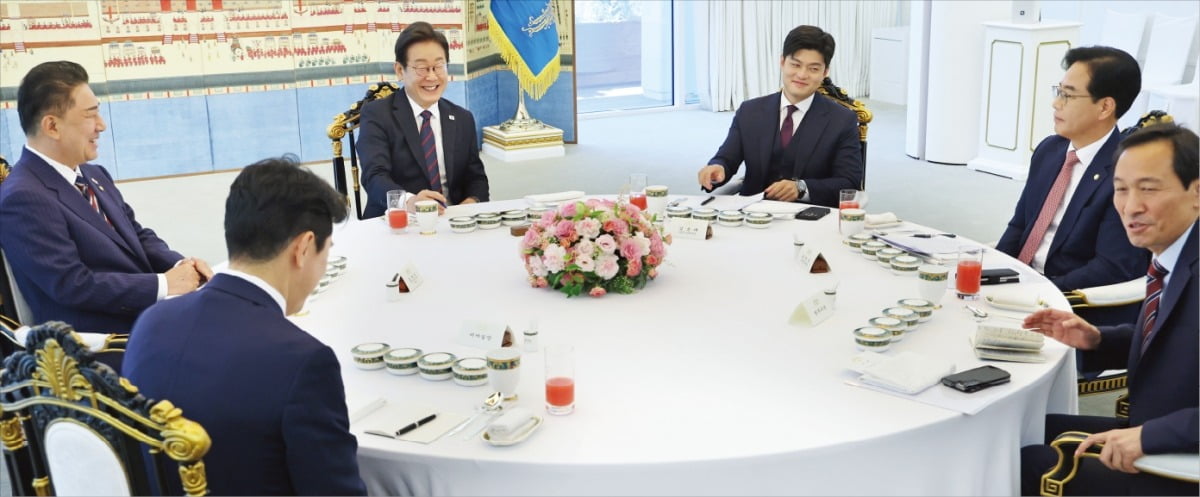 < 웃으며 시작한 오찬 회동 alt=