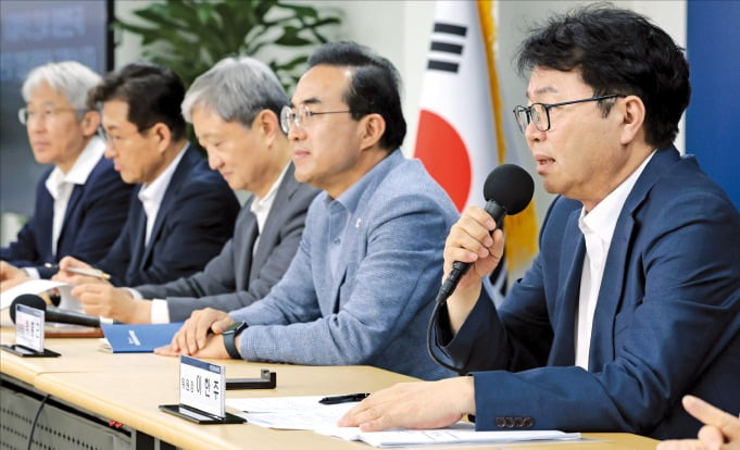 이한주 국정기획위원회 위원장(오른쪽)이 22일 정부서울청사 창성동 별관에서 열린 기자간담회에서 질문에 답하고 있다. 연합뉴스