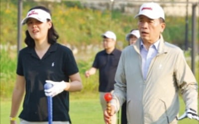 평일 오전부터 만석…'5060 힐링명소' 된 탄천파크골프장