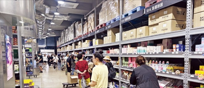 24일 경기 성남시 메가팩토리약국에서 소비자들이 의약품을 둘러보고 있다. /이영애 기자