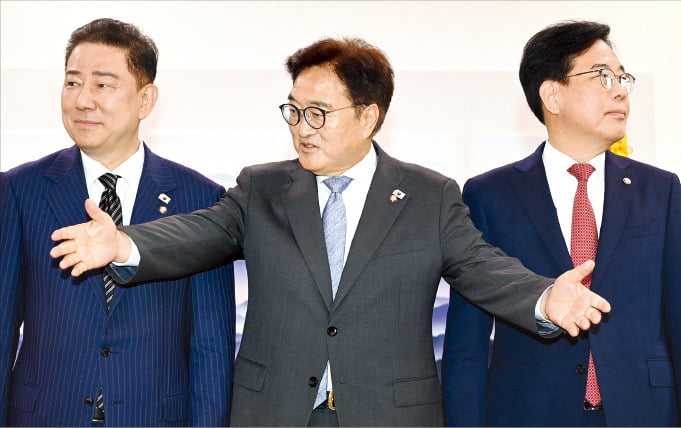 [포토] 여야 원내유탑 토토사이트, 우원식과 첫 회동…26일 본회의 합의