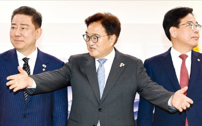 [포토] 여야 원내대표, 우원식과 첫 회동…25일 본회의 합의