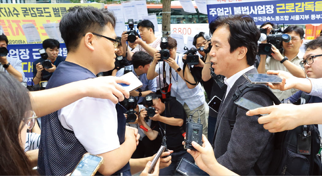 < 첫 출근길 금속노조원 만난 김영훈 > 김영훈 고용노동부 장관 후보자가 24일 서울 장교동 서울지방노동청 사무실로 출근하는 길에 집회하고 있는 금속노조 주얼리분회 조합원과 만나 대화하고 있다.  연합뉴스