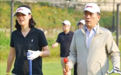 평일 오전부터 만석…'5060 힐링명소' 된 탄천파크골프장