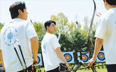 코오롱스포츠, 양궁 테마 '에임 셋 슛 컬렉션' 출시…신발 이어 일상 아이템까지 확대