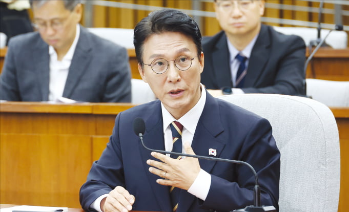 김민석 국무총리 후보자가 25일 국회에서 이틀째 열린 인사청문회에서 질의에 답하고 있다.  강은구 기자