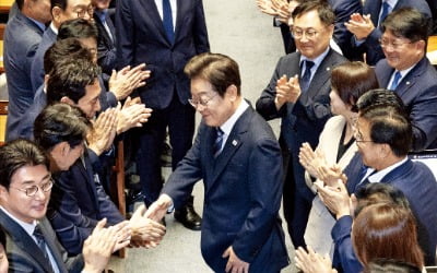 이재명 대통령 첫 시정연설…박수 받으며 국회 입성
