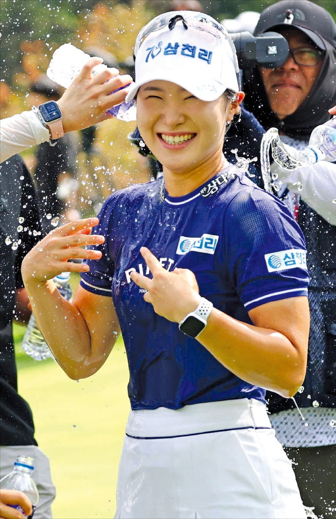 < 기쁨의 물세례 > 고지우가 29일 강원 평창 버치힐CC에서 끝난 한국여자프로골프(KLPGA)투어 맥콜·모나 용평 오픈에서 우승한 직후 동료에게 물세례를 받고 있다.  KLPGA 제공