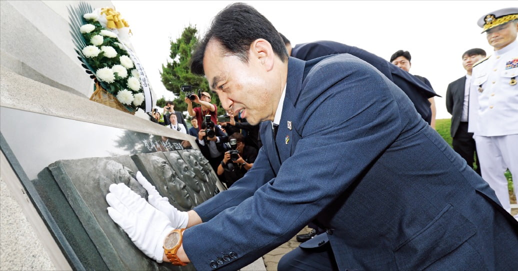 [포토] 제2연평해전 승전 23주년…영웅들 어루만지는 안규백
