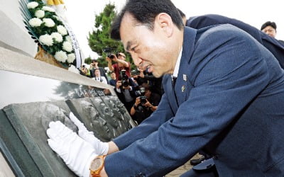 [포토] 제2연평해전 승전 23주년…영웅들 어루만지는 안규백