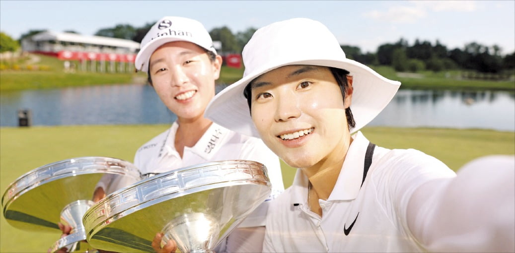 < 환상의 팀워크 > 30일(한국시간) LPGA투어 다우챔피언십에서 BTI(Born to be Island) 팀으로 출전해 우승한 임진희(왼쪽)와 이소미가 트로피를 들고 기념촬영하고 있다. /AFP연합뉴스