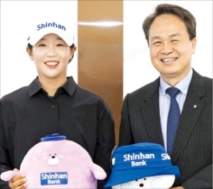 지난 5월 진옥동 신한금융그룹 회장(오른쪽)은 임진희를 만나 LPGA투어 활약을 응원했다. /신한금융그룹 제공