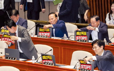 30조 추경 심의 시작…'배드뱅크' 두고 여야 충돌
