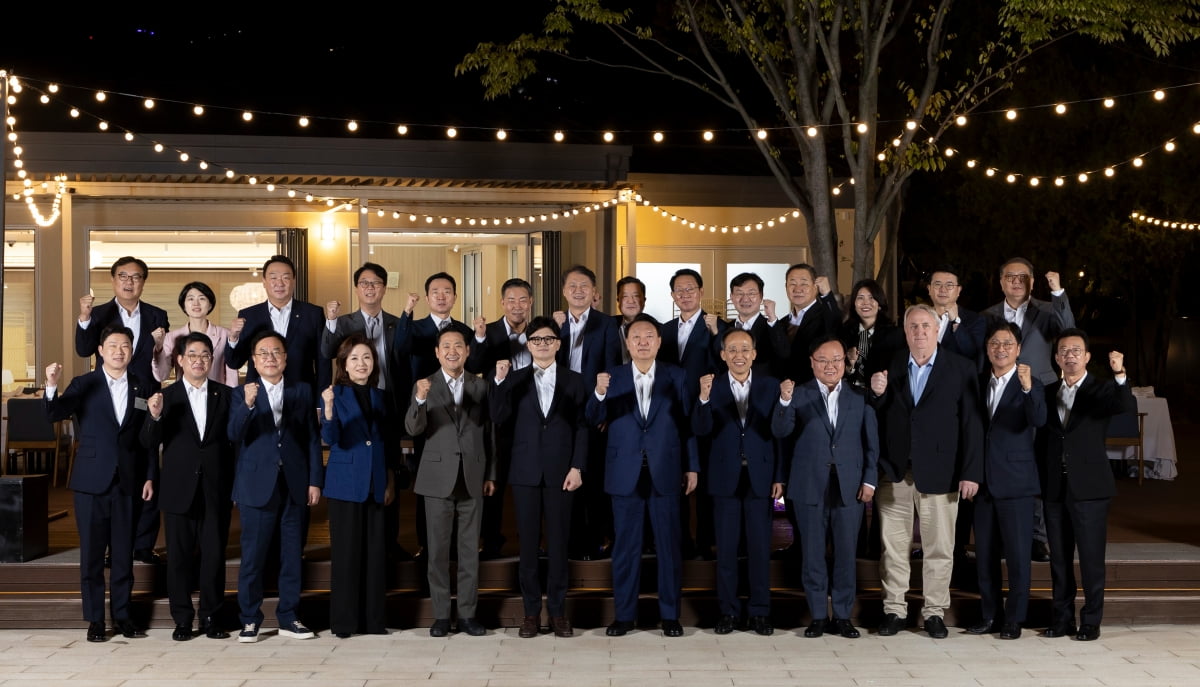 윤석열 전 대통령이 지난해 9월 24일 오후 서울 용산 대통령실에서 국민의힘 지도부와 만찬을 마친 후 기념 촬영을 갖고 있다. /사진=대통령실