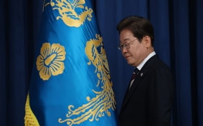 대통령실 직원, 과로로 쓰러져…李 "무거운 책임감"