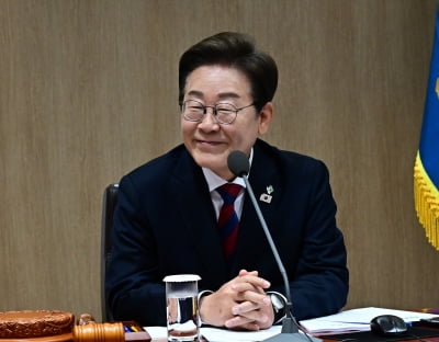 李대통령 왼쪽 가슴에 '찢어진 태극기'…무슨 의미?