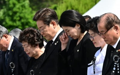 이재명 대통령 현충원 추념식 참석…김혜경 여사 끝내 눈물