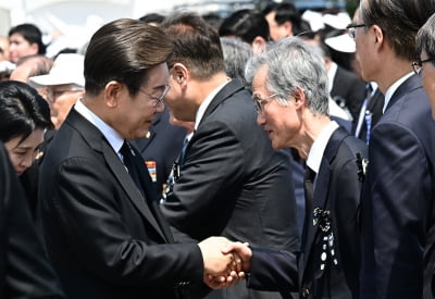 李 대통령 '속도조절' 뜻 반영…박찬대 "대법관 증원법 더 숙려키로"