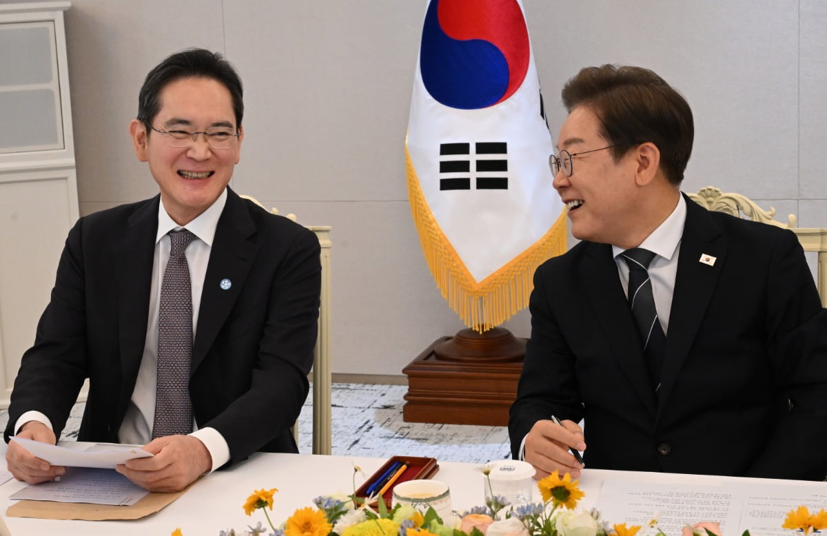 이재명 대통령이 13일 서울 용산 대통령실청사에서 열린 6경제단체와 기업인 간담회에서 이재용 삼성전자 회장의과 이야기를 나누고 있다. /사진=대통령실사진기자단