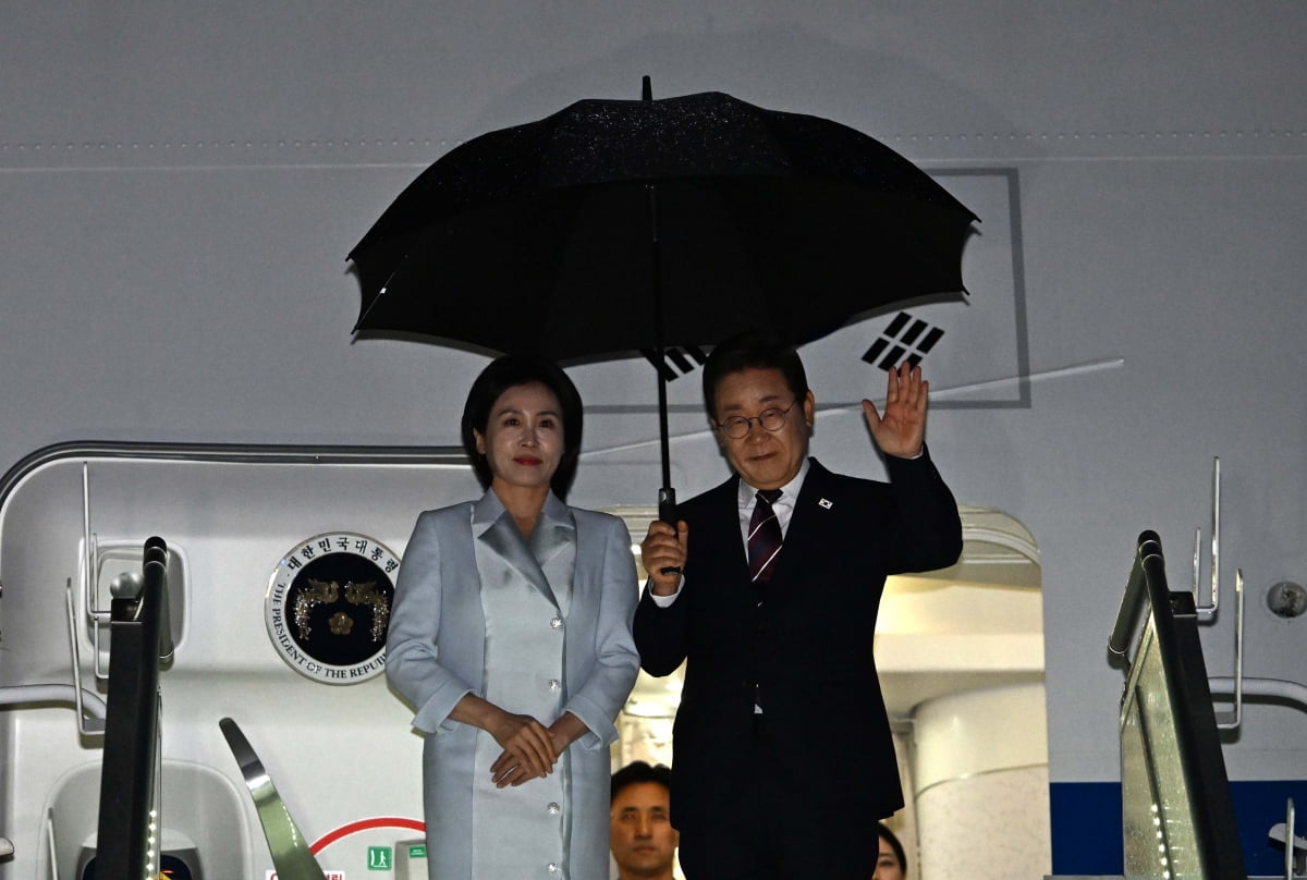 이재명 콜로세움 토토과 부인 김혜경 여사가 17일(현지시간) 주요 7개국(G7)정상회의 일정을 마치고 캐나다 앨버타주 캘거리국제공항에서 공군 1호기에 탑승하며 손 인사를 하고 있다. / 사진=콜로세움 토토실사진기자단