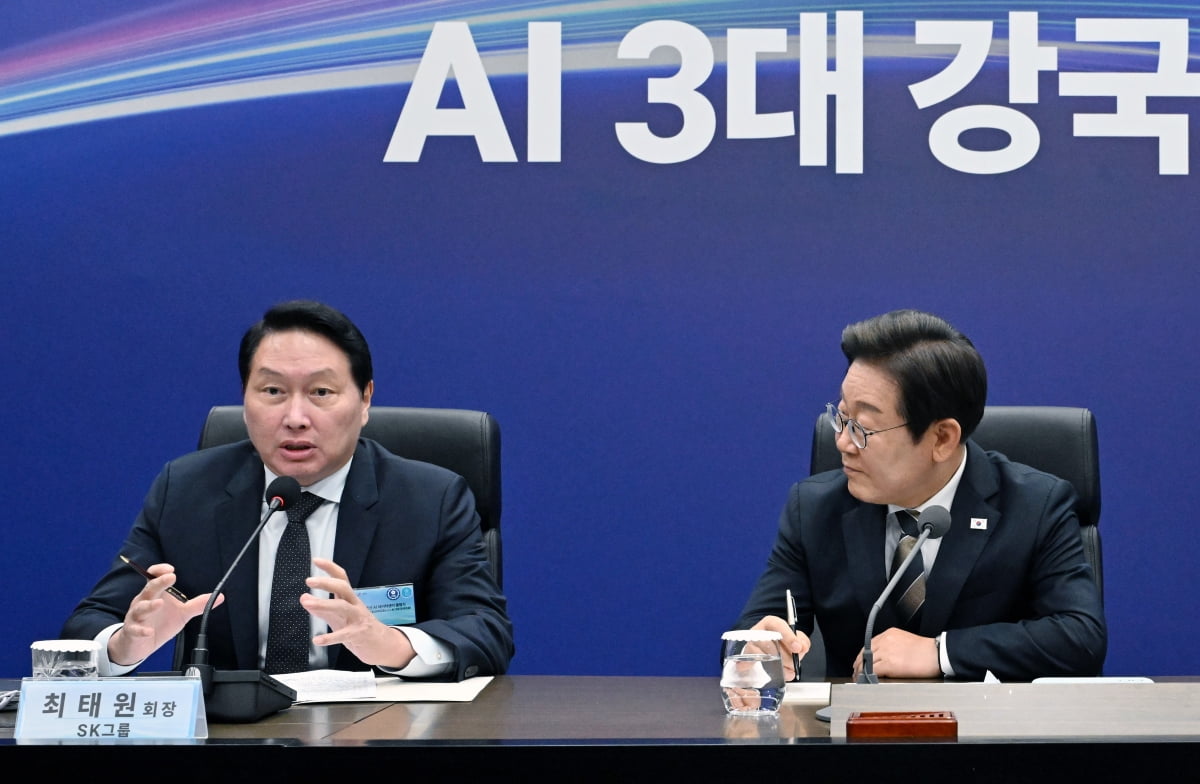 이재명 대통령이 20일 울산전시컨벤션센터에서 열린 인공지능(AI) 글로벌 협력 기업 간담회에서 최태원 SK 회장의 발언을 경청하고 있다. 사진=대통령실사진기자단