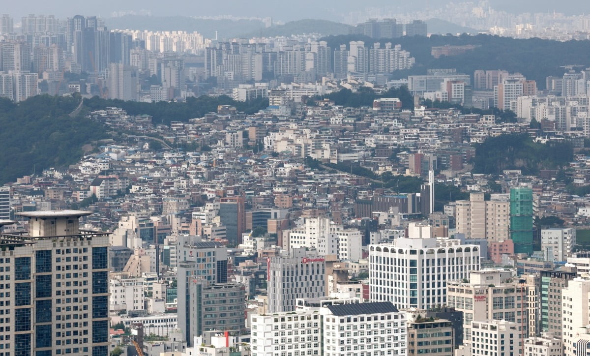 서울 중구 남산에서 바라본 도심에 아파트 단지가 보이고 있다.사진=뉴스1
