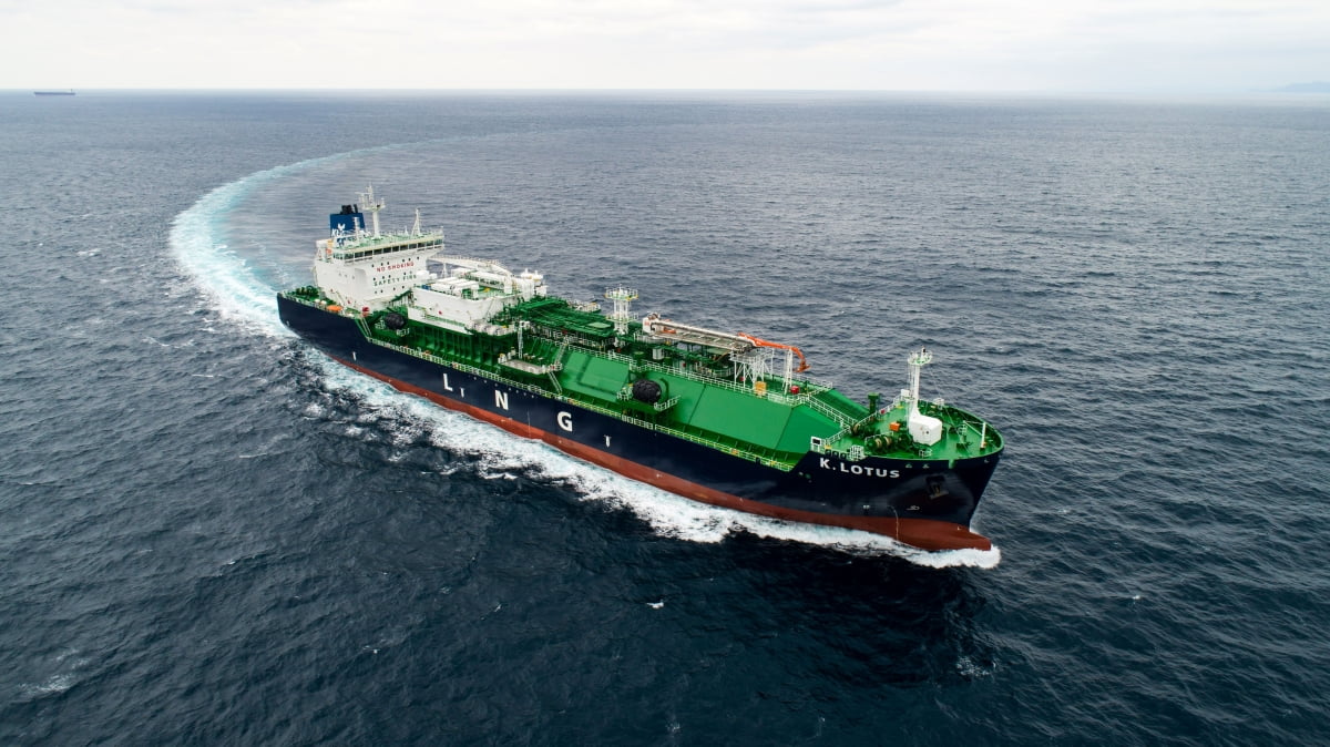 HD현대미포가 건조해 인도한 1만8000㎥급 LNG 벙커링선의 시운전 모습.사진=HD한국조선해양