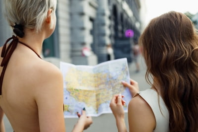출장도 혼자 안 간다… MZ세대의 ‘블레저’ 여행법