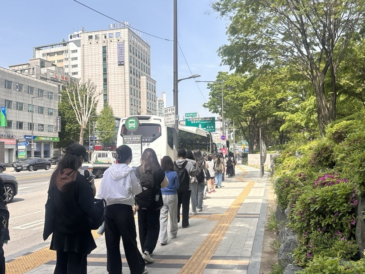 서울여대 학생들이 셔틀버스를 타기 위해 줄을 서고 있는 모습 (사진=김서진 대학생 기자)