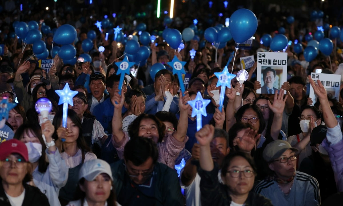 2025년 6월 4일 대한민국은 이재명을 선택했다. 총 1728만7513표(최종 득표율 49.42%)가 그에게로 향했다. 역대 대선 최다 득표 기록이다. 아웃사이더 정치인이자 실용주의 행정가였던 이재명 대통령은 자신의 말대로 ‘국민들의 힘’으로 권력의 정점에 올랐다. 사진은 6월 2일 서울 여의도공원에서 이재명 대통령(당시 후보)을 지지하는 시민들이 응원봉을 들고 환호하고 있는 모습. 사진=연합뉴스