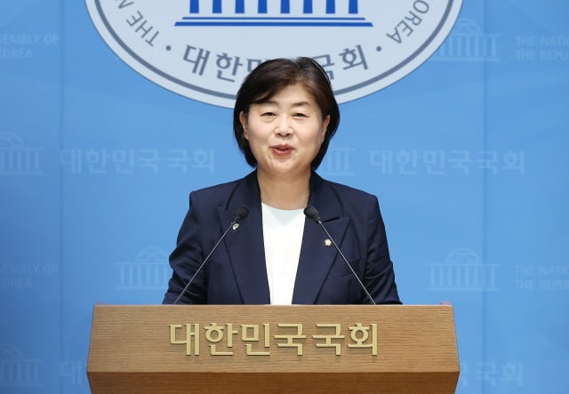 더불어민주당 차기 원내대표 선거에 출마한 서영교 의원이 8일 서울 여의도 국회 소통관에서 현안 관련 기자회견을 열고 발언하고 있다. 사진=연합뉴스