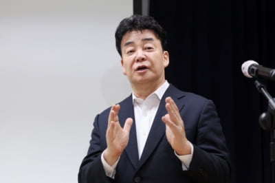 [속보] 더본코리아, 백종원 대표 단독 체제로···강석원 대표 사임