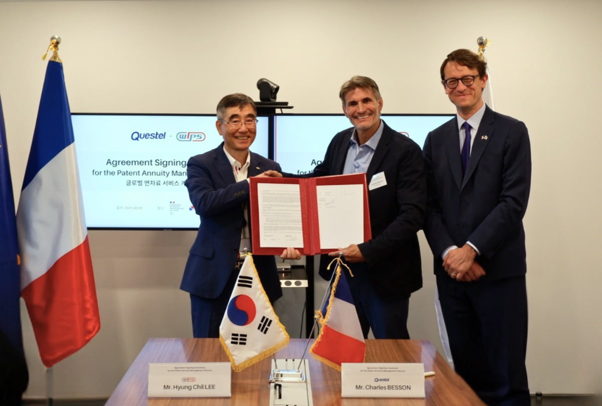 사진=Signing Ceremony(좌측부터) 이형칠 윕스 대표이사, 샤를 베송 퀘스텔 대표이사, 필립 베르투 주한 프랑스 대사