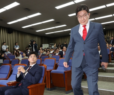 [속보] 권성동 “12·3계엄 위법적, 지금도 이해 안 돼…그래도 당은 살아야”
