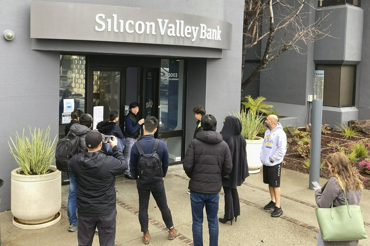 지난 2023년 파산 사태를 겪은 미국 실리콘밸리은행(SVB) 본사 앞에 사람들이 모여 있다. 사진=연합AP